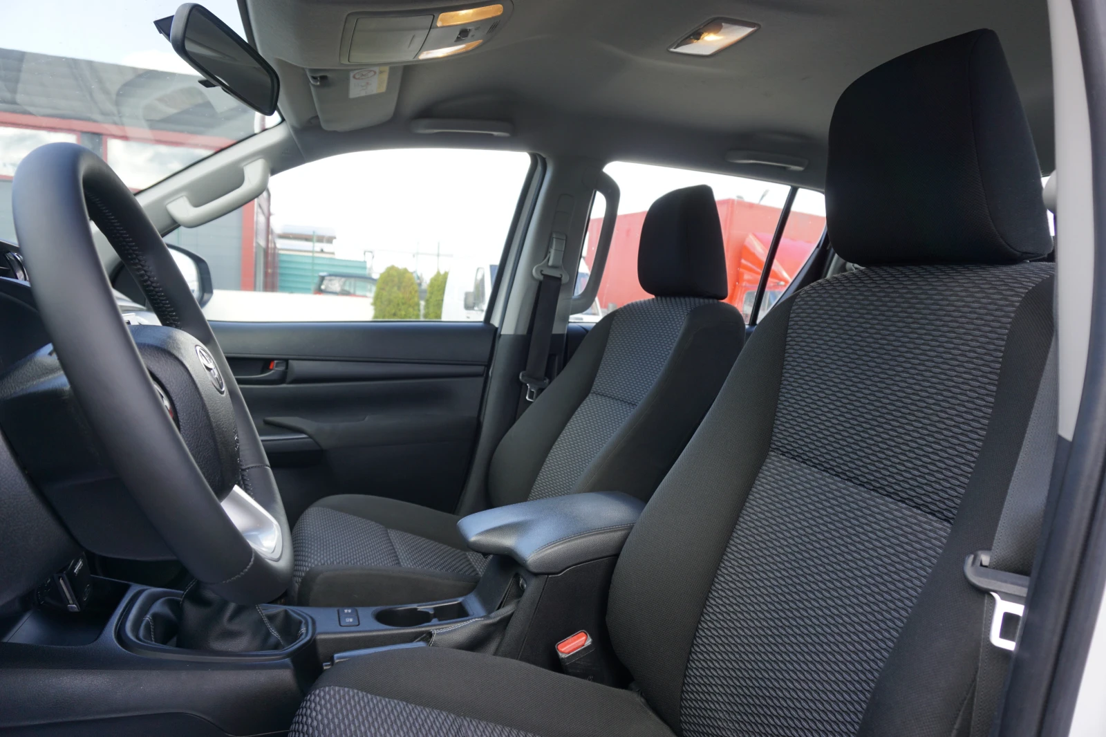 Toyota Hilux 2.4 D-4D/Двойна кабина/4х4/Теглич - изображение 10 | Auto.bg Toyota Hilux 2.4 D-4D/Двойна кабина/4х4/Теглич - изображение 10