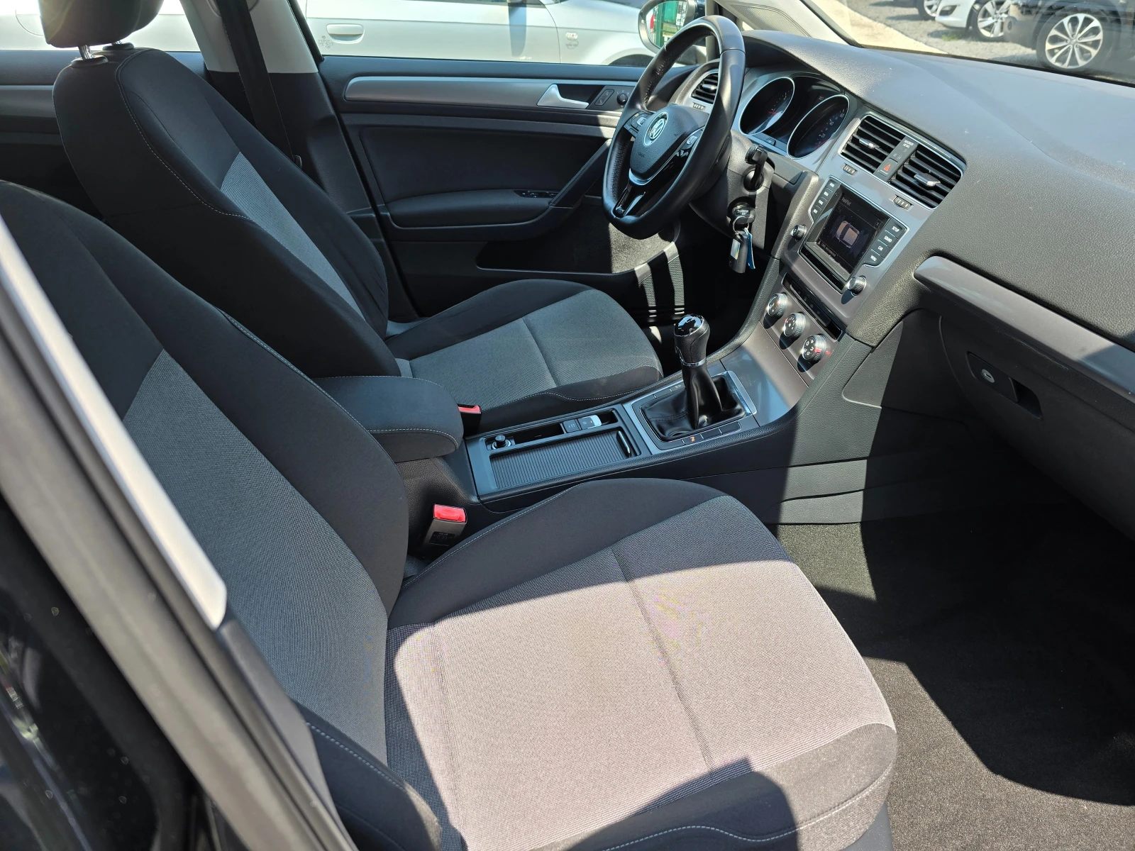 VW Golf 1.6TDi-Euro 6 - изображение 9 | Auto.bg VW Golf 1.6TDi-Euro 6 - изображение 9
