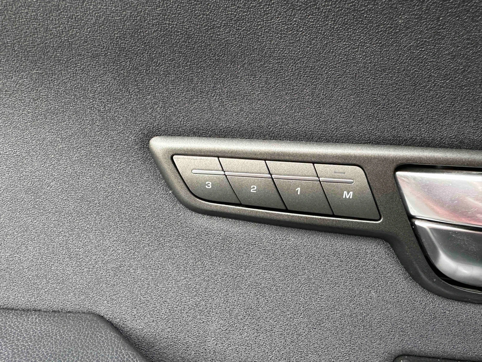 Land Rover Evoque 2.0 4x4 SWISS KEY LESS - изображение 10 | Auto.bg Land Rover Evoque 2.0 4x4 SWISS KEY LESS - изображение 10