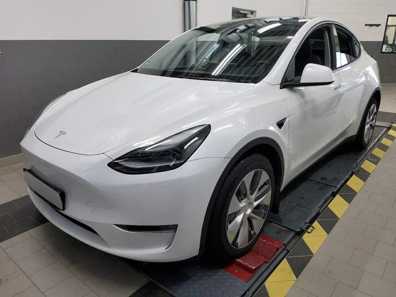 Tesla Model Y Long Range Dual Motor Leathere LED navi 95% SoH | Auto.bg — изображение 1 Tesla Model Y Long Range Dual Motor Leathere LED navi 95% SoH | Auto.bg — изображение 1