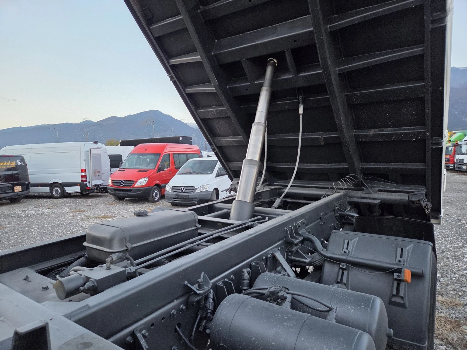 Man 18 .284, САМОСВАЛ, 4 x 4, Бързи\Бавни - изображение 9 | Auto.bg Man 18 .284, САМОСВАЛ, 4 x 4, Бързи\Бавни - изображение 9