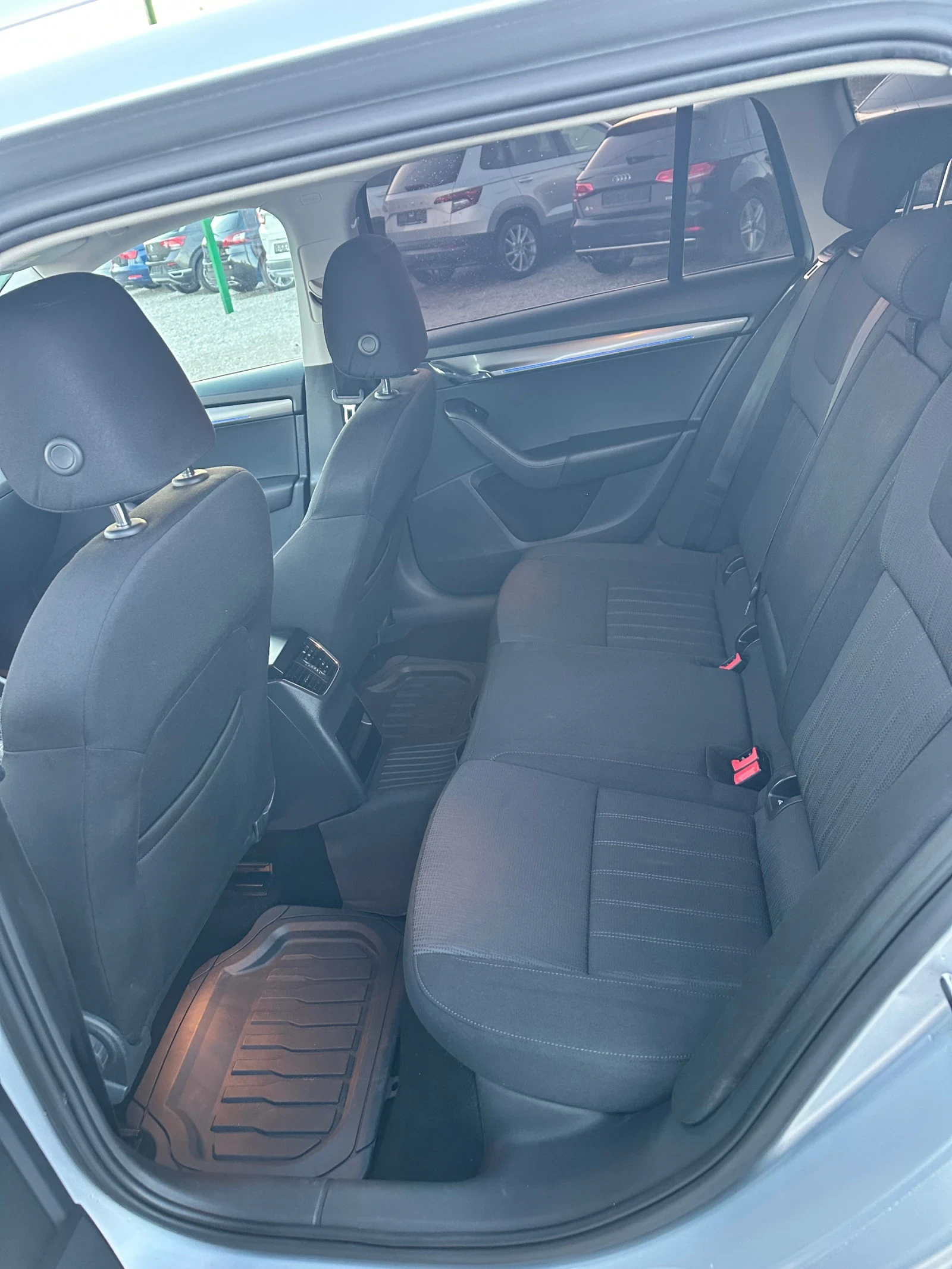 Skoda Octavia 2.0TDI 150hp DSG-7 Distance Assist - изображение 10 | Auto.bg Skoda Octavia 2.0TDI 150hp DSG-7 Distance Assist - изображение 10