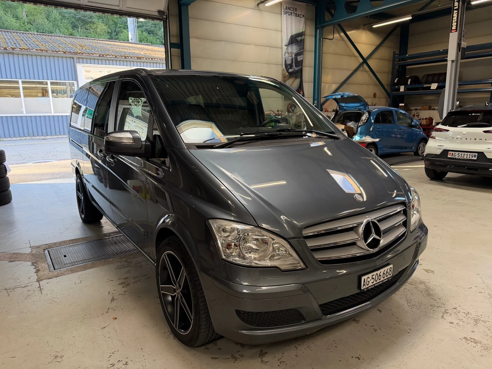 Mercedes-Benz Viano Има и трети ред седалки (не е показан на снимките) | Auto.bg — изображение 1 Mercedes-Benz Viano Има и трети ред седалки (не е показан на снимките) | Auto.bg — изображение 1