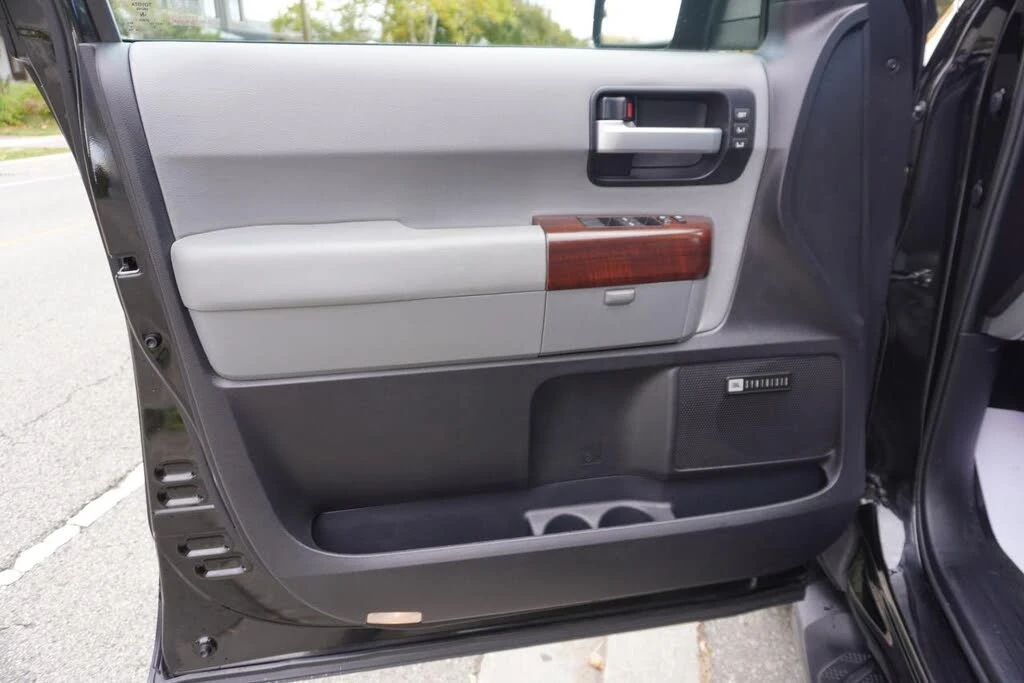 Toyota Sequoia Platinum ПОДГРЕВ* BLINDSPOT* CAM* KEYLESS*  - изображение 8 | Auto.bg Toyota Sequoia Platinum ПОДГРЕВ* BLINDSPOT* CAM* KEYLESS*  - изображение 8