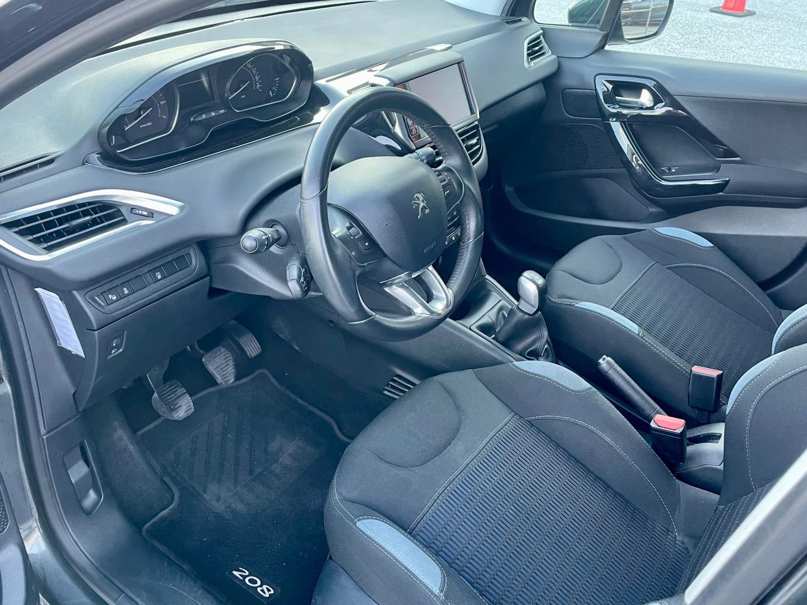 Peugeot 208 1.2 pure tech Allure Full - изображение 5 | Auto.bg Peugeot 208 1.2 pure tech Allure Full - изображение 5