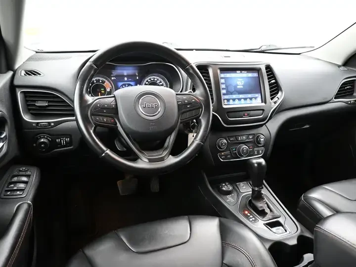 Jeep Cherokee TRAILHAWK/REMOTE START/CARPLAY/NAVI/KEYLESS/V6 - изображение 10 | Auto.bg Jeep Cherokee TRAILHAWK/REMOTE START/CARPLAY/NAVI/KEYLESS/V6 - изображение 10