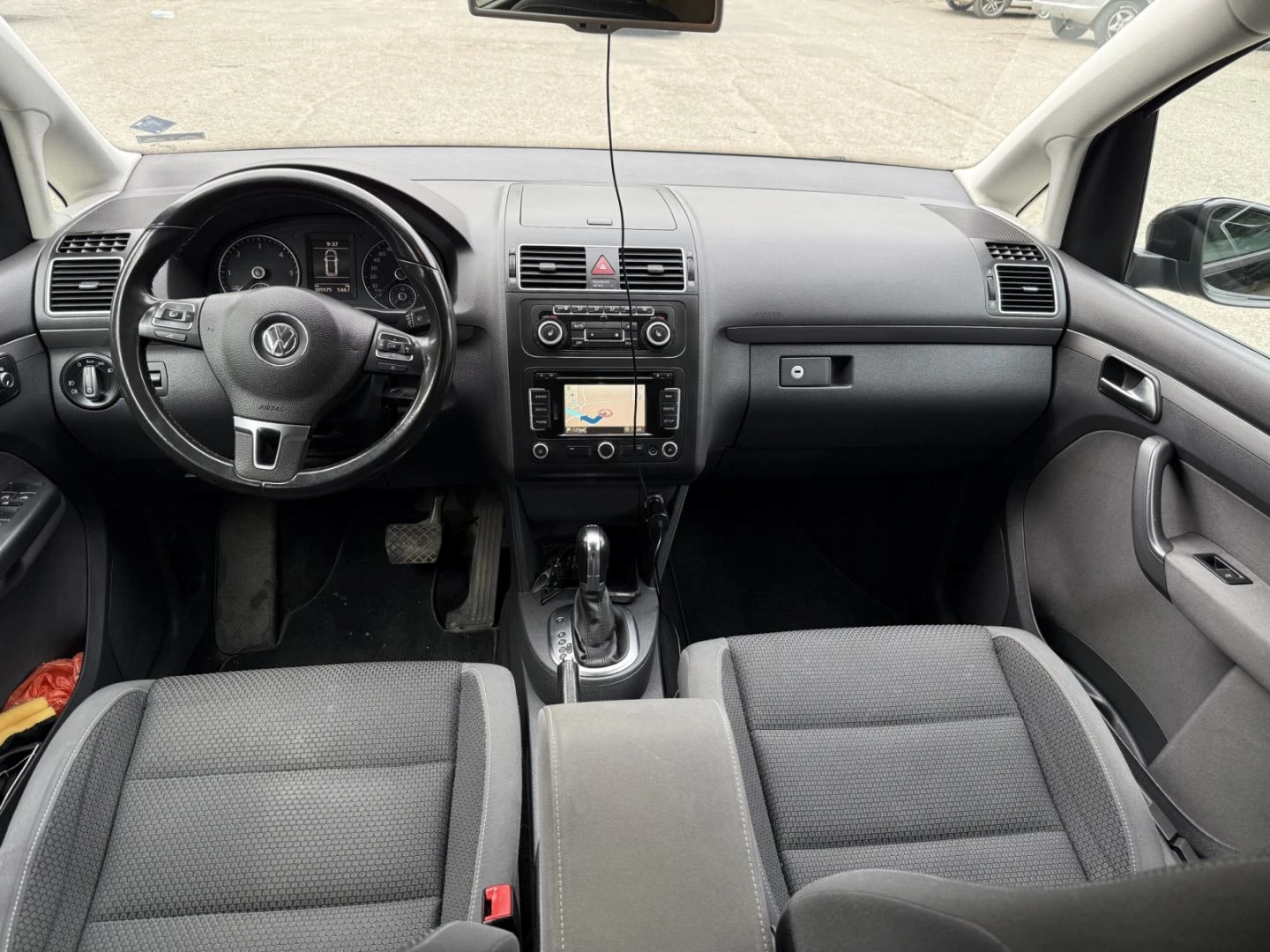 VW Touran 2.0TDI-140КС, DSG, АВТОПИЛОТ, НАВИ, 2012г - изображение 9 | Auto.bg VW Touran 2.0TDI-140КС, DSG, АВТОПИЛОТ, НАВИ, 2012г - изображение 9