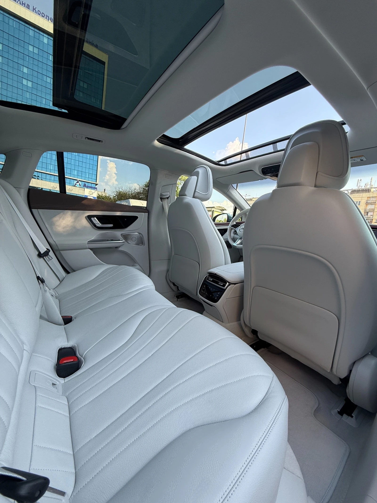 Mercedes-Benz EQE 350+ ВСИЧКИ ЕКСТРИ Бял интериор - изображение 10 | Auto.bg Mercedes-Benz EQE 350+ ВСИЧКИ ЕКСТРИ Бял интериор - изображение 10