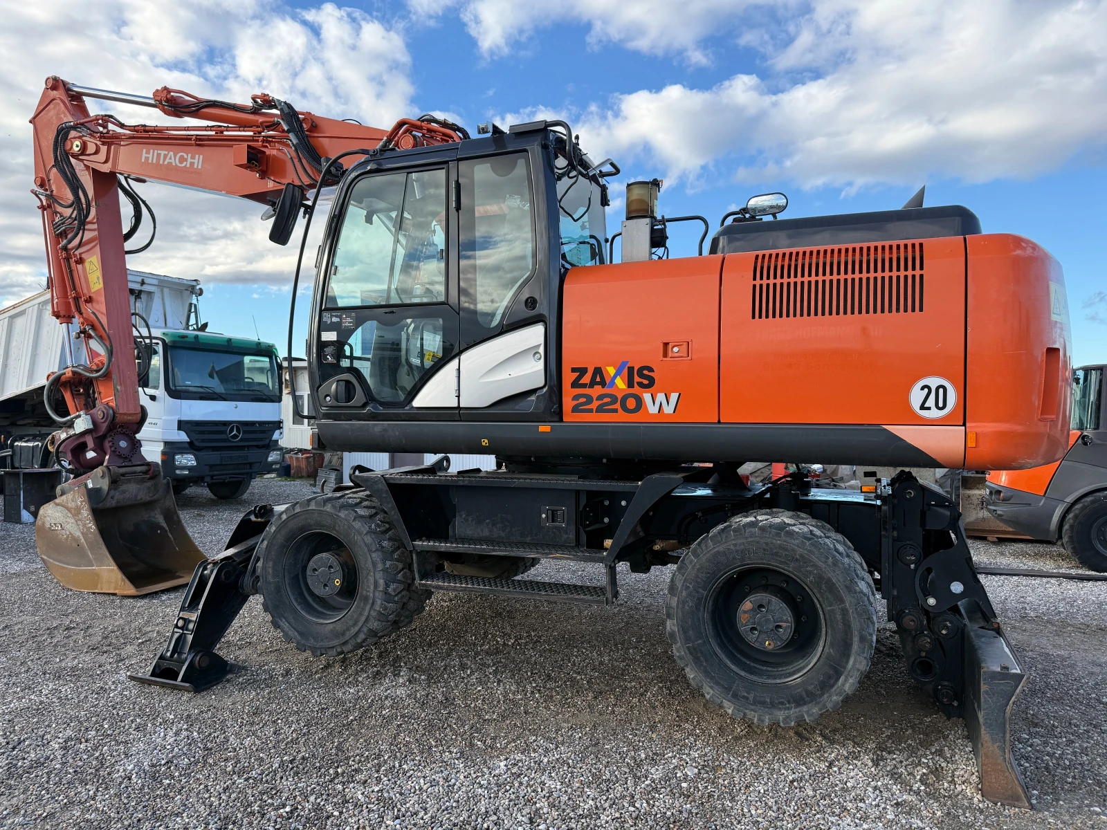 Багер Hitachi ZX 220W-5B - изображение 5 | Auto.bg Багер Hitachi ZX 220W-5B - изображение 5