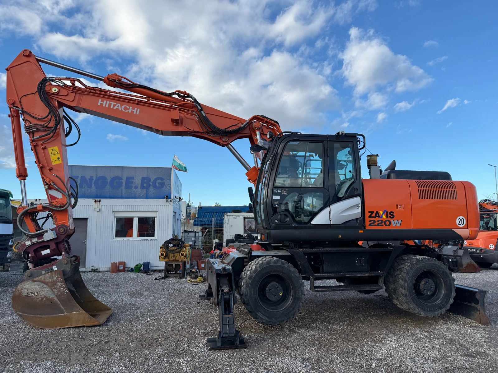 Багер Hitachi ZX 220W-5B - изображение 2 | Auto.bg Багер Hitachi ZX 220W-5B - изображение 2