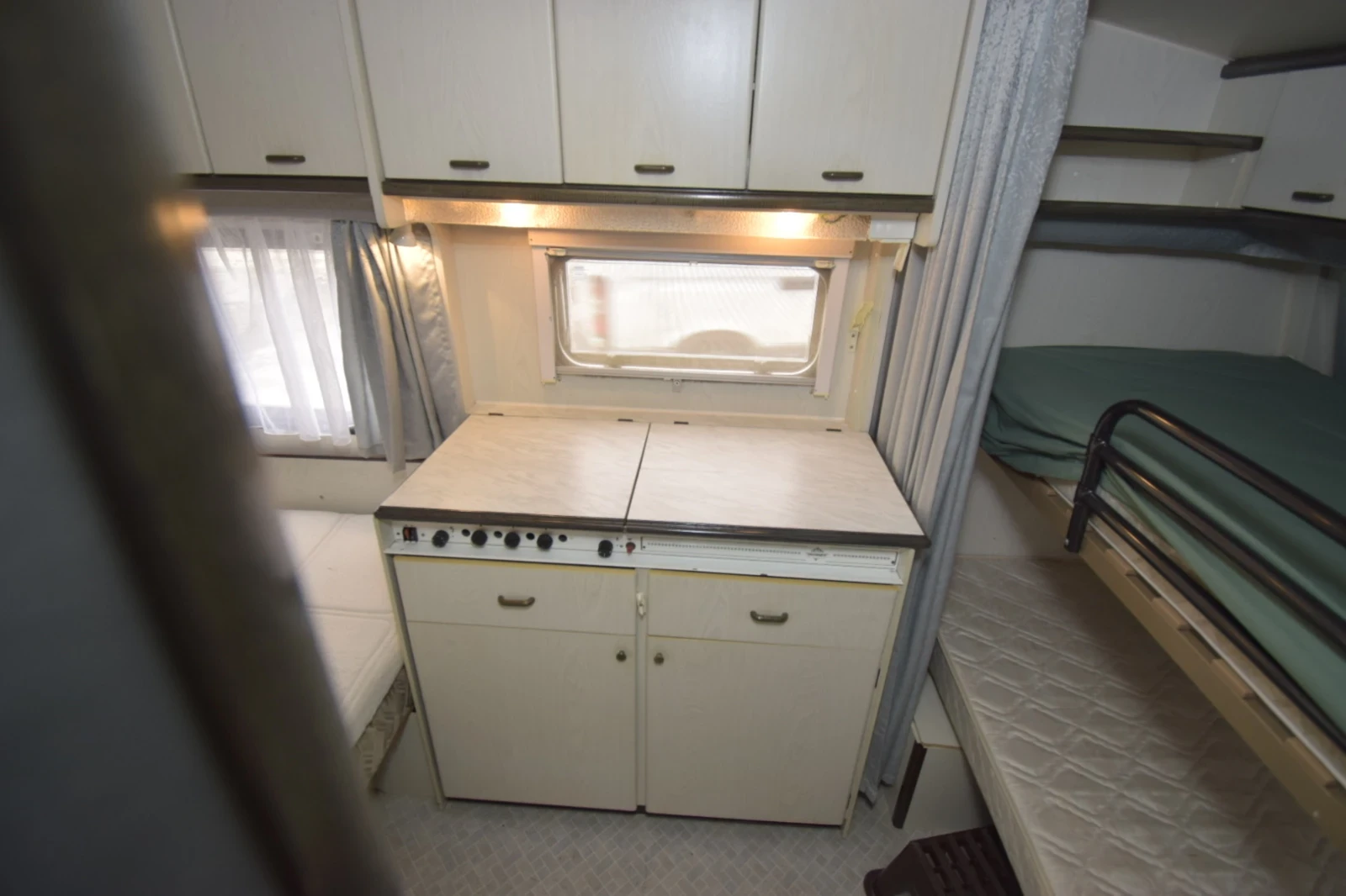 Каравана Hobby Classic 370 / форселт + тента - изображение 7 | Auto.bg Каравана Hobby Classic 370 / форселт + тента - изображение 7