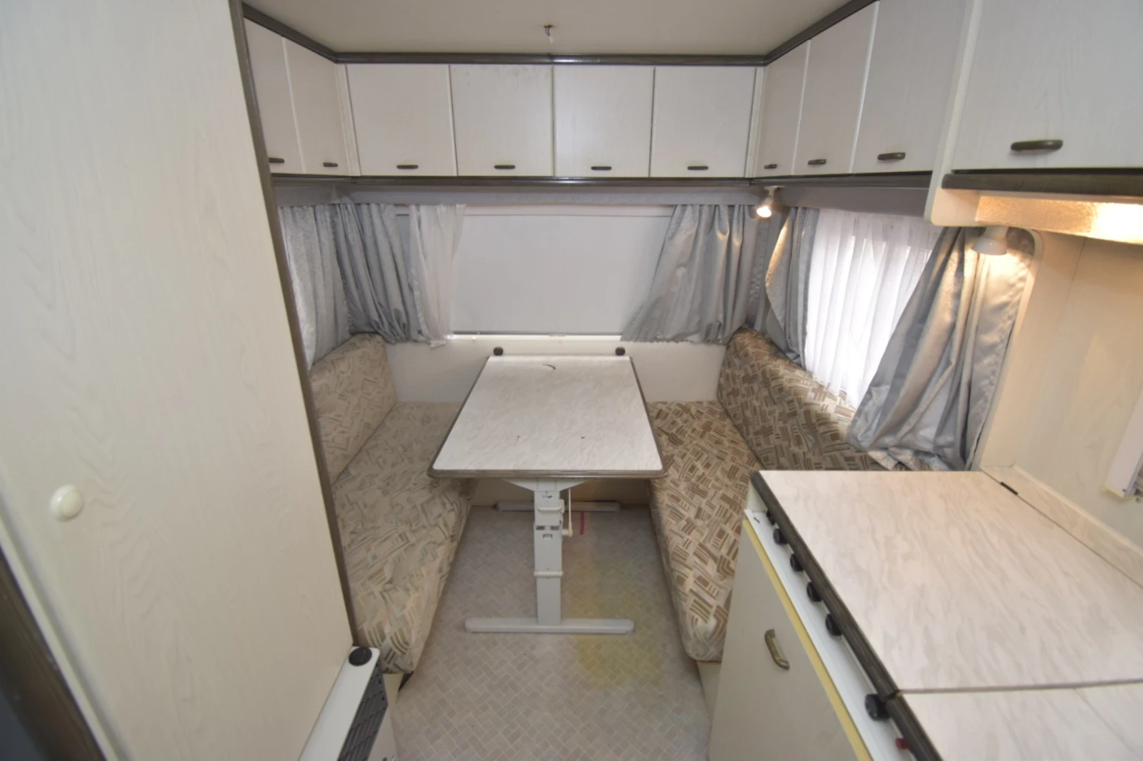 Каравана Hobby Classic 370 / форселт + тента - изображение 5 | Auto.bg Каравана Hobby Classic 370 / форселт + тента - изображение 5