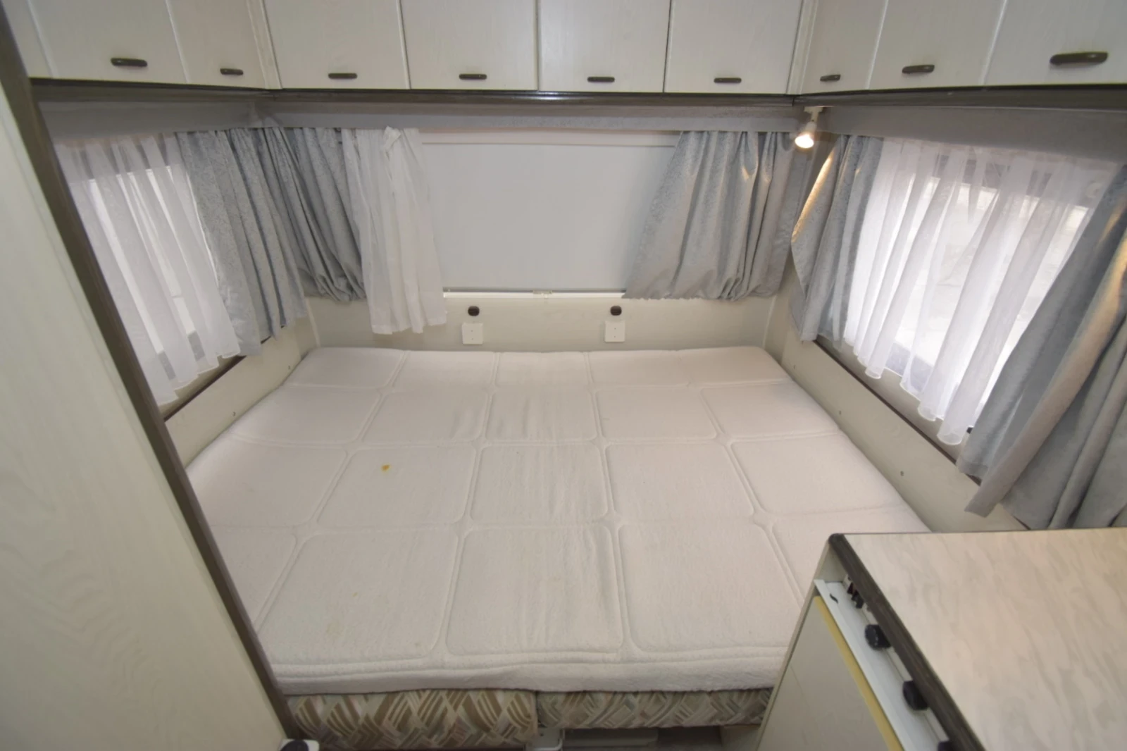 Каравана Hobby Classic 370 / форселт + тента - изображение 6 | Auto.bg Каравана Hobby Classic 370 / форселт + тента - изображение 6