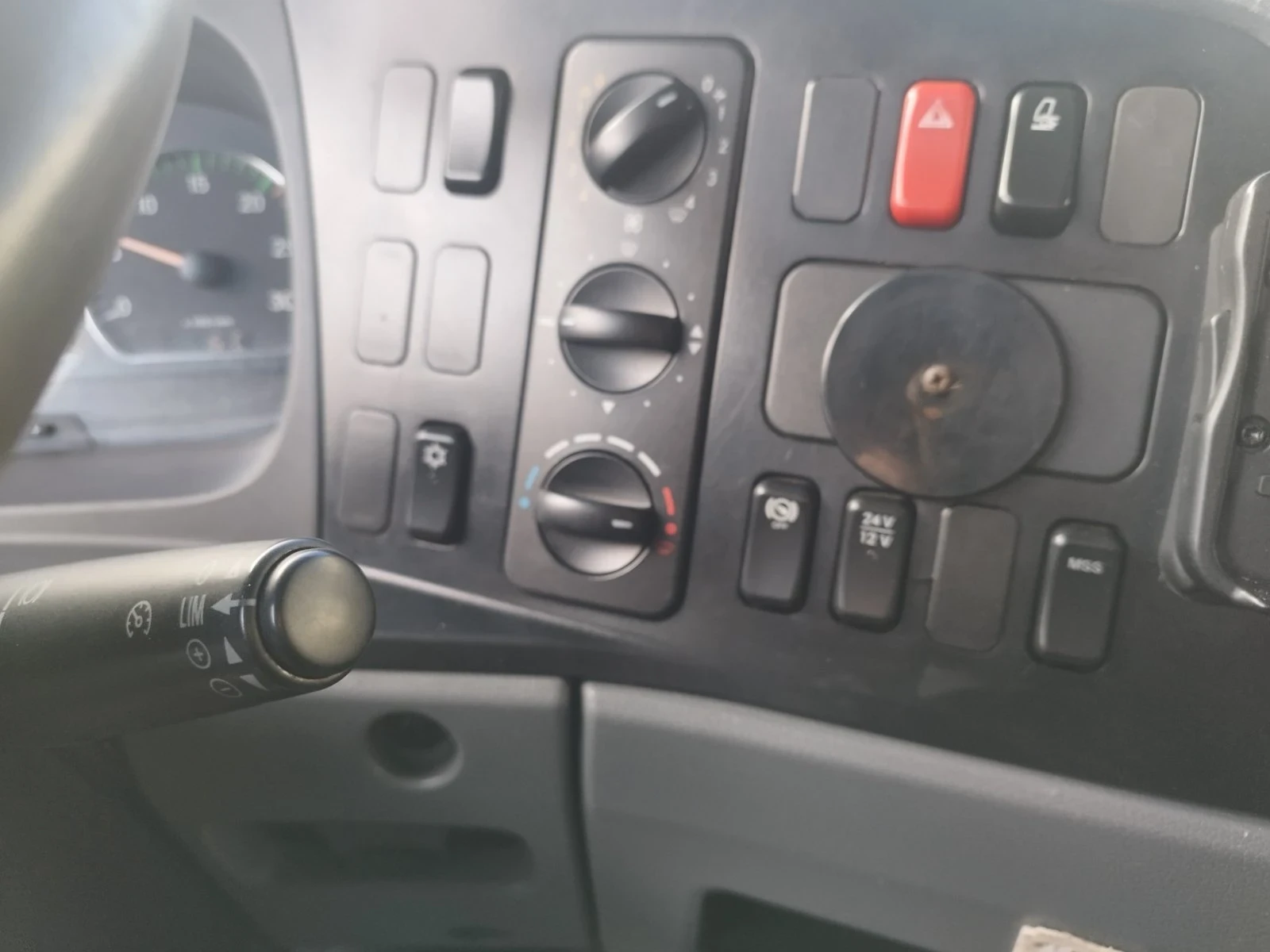 Mercedes-Benz Atego 1224 Тристранен самосвал с Кран ХИАБ 140 КЛИМАТИК  - изображение 8 | Auto.bg Mercedes-Benz Atego 1224 Тристранен самосвал с Кран ХИАБ 140 КЛИМАТИК  - изображение 8