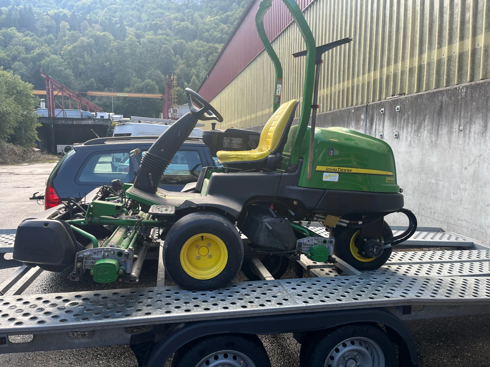 Трактор John Deere 2500Е E-cut Hybrid - изображение 2 | Auto.bg Трактор John Deere 2500Е E-cut Hybrid - изображение 2
