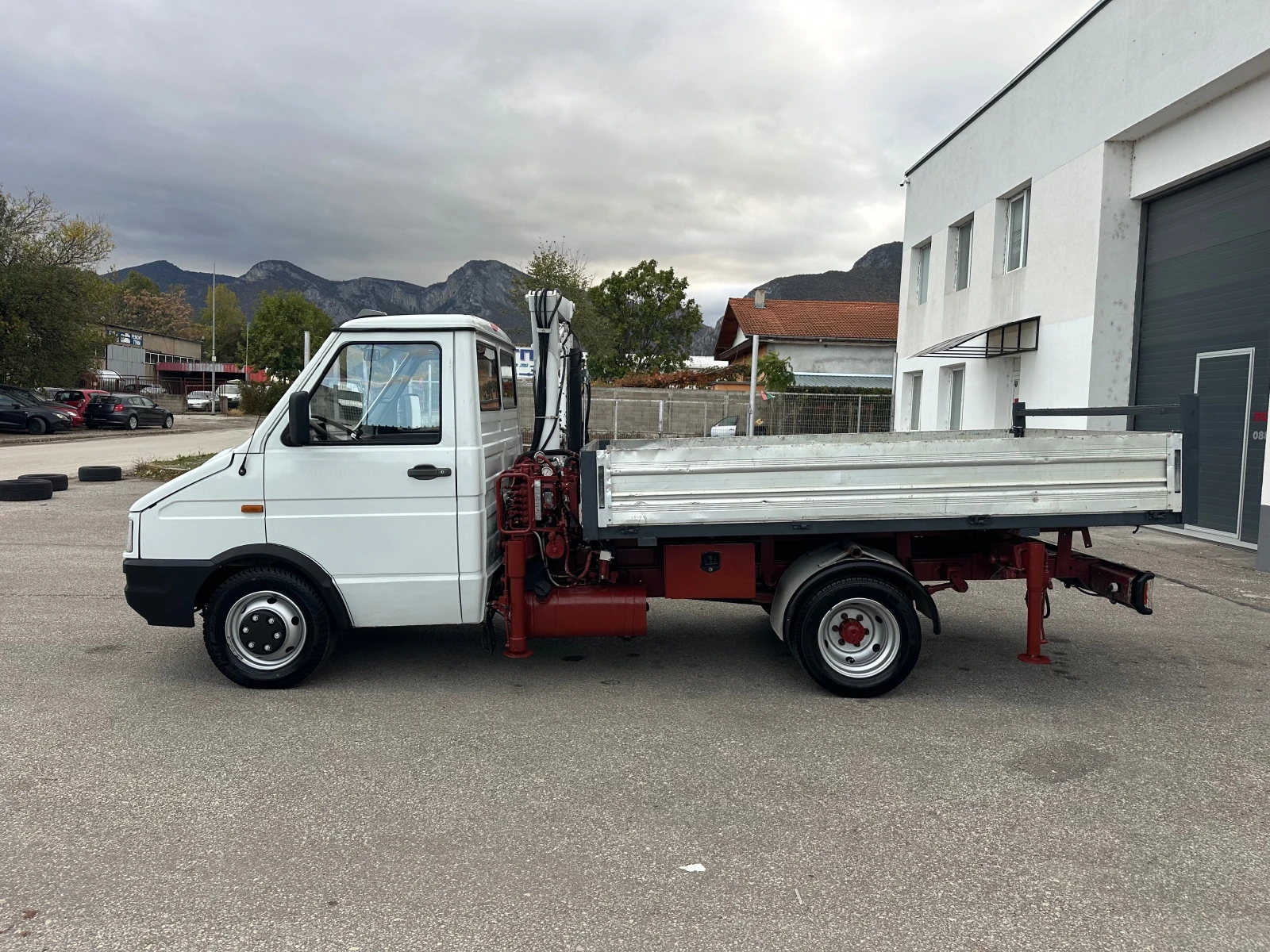 Iveco Daily 2.5TD Самосвал с кран Италия - изображение 4 | Auto.bg Iveco Daily 2.5TD Самосвал с кран Италия - изображение 4