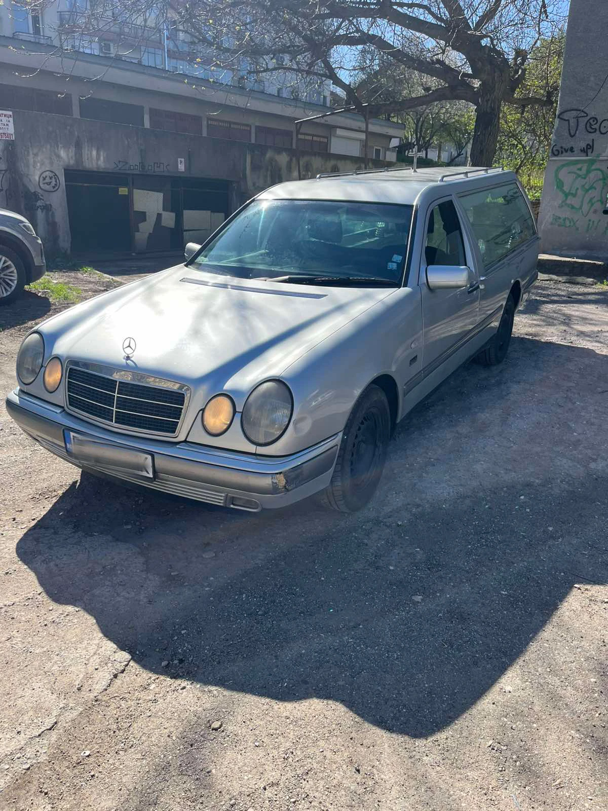 Mercedes-Benz E 250 катафалка | Auto.bg — изображение 1 Mercedes-Benz E 250 катафалка | Auto.bg — изображение 1