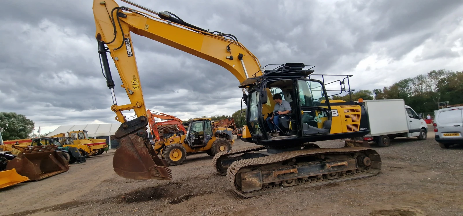Багер JCB JS220 | Auto.bg — изображение 1 Багер JCB JS220 | Auto.bg — изображение 1