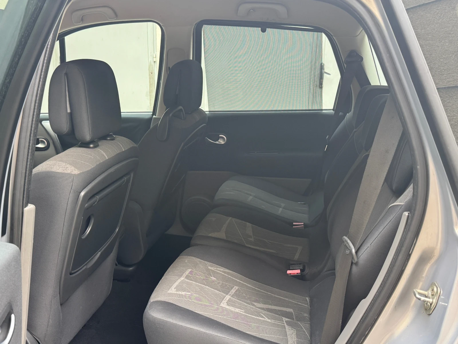 Renault Grand scenic 2.0i Aвтоматик 7 места - изображение 9 | Auto.bg Renault Grand scenic 2.0i Aвтоматик 7 места - изображение 9