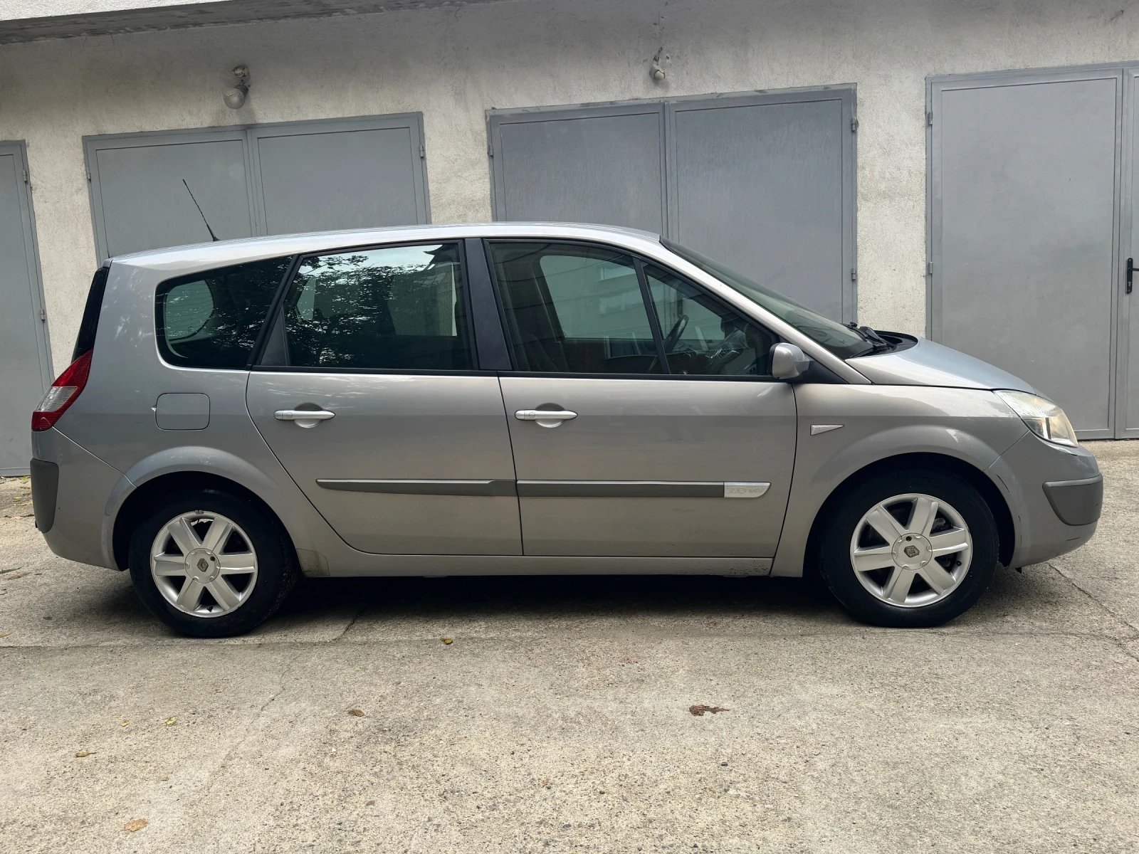 Renault Grand scenic 2.0i Aвтоматик 7 места - изображение 6 | Auto.bg Renault Grand scenic 2.0i Aвтоматик 7 места - изображение 6