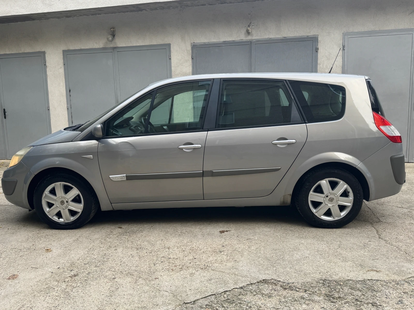 Renault Grand scenic 2.0i Aвтоматик 7 места - изображение 5 | Auto.bg Renault Grand scenic 2.0i Aвтоматик 7 места - изображение 5