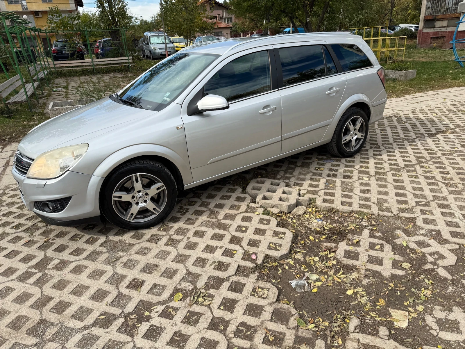 Opel Astra 1.9 CDTI ОБСЛУЖЕН Face lift 2008 Г ТОП  - изображение 4 | Auto.bg Opel Astra 1.9 CDTI ОБСЛУЖЕН Face lift 2008 Г ТОП  - изображение 4