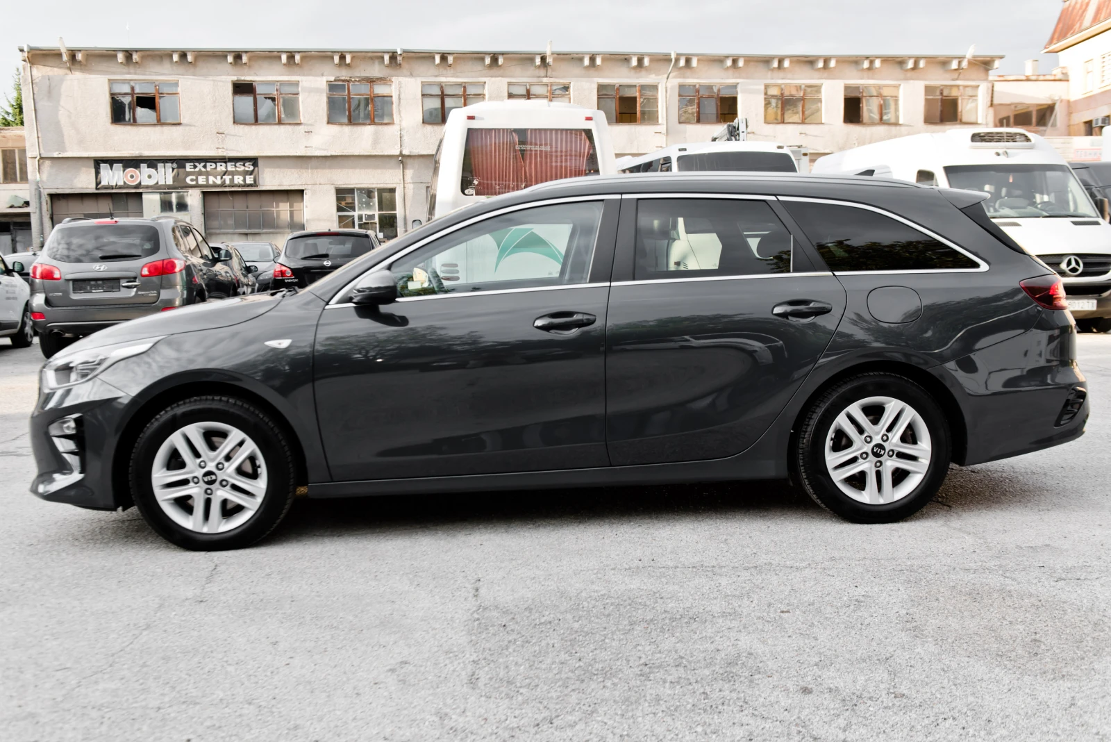 Kia Ceed 1.6 CRDi - NAVIGATION - LED - СЕРВИЗНА ИСТОРИЯ -  - изображение 4 | Auto.bg Kia Ceed 1.6 CRDi - NAVIGATION - LED - СЕРВИЗНА ИСТОРИЯ -  - изображение 4