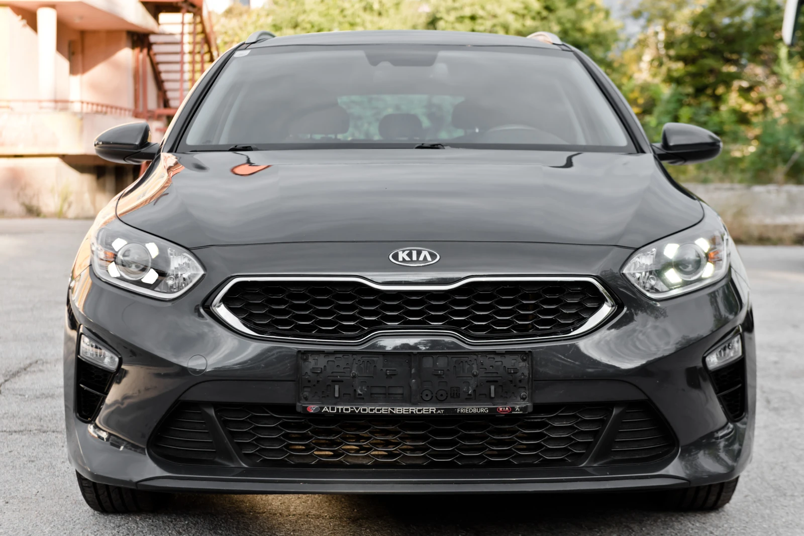Kia Ceed 1.6 CRDi - NAVIGATION - LED - СЕРВИЗНА ИСТОРИЯ -  - изображение 2 | Auto.bg Kia Ceed 1.6 CRDi - NAVIGATION - LED - СЕРВИЗНА ИСТОРИЯ -  - изображение 2
