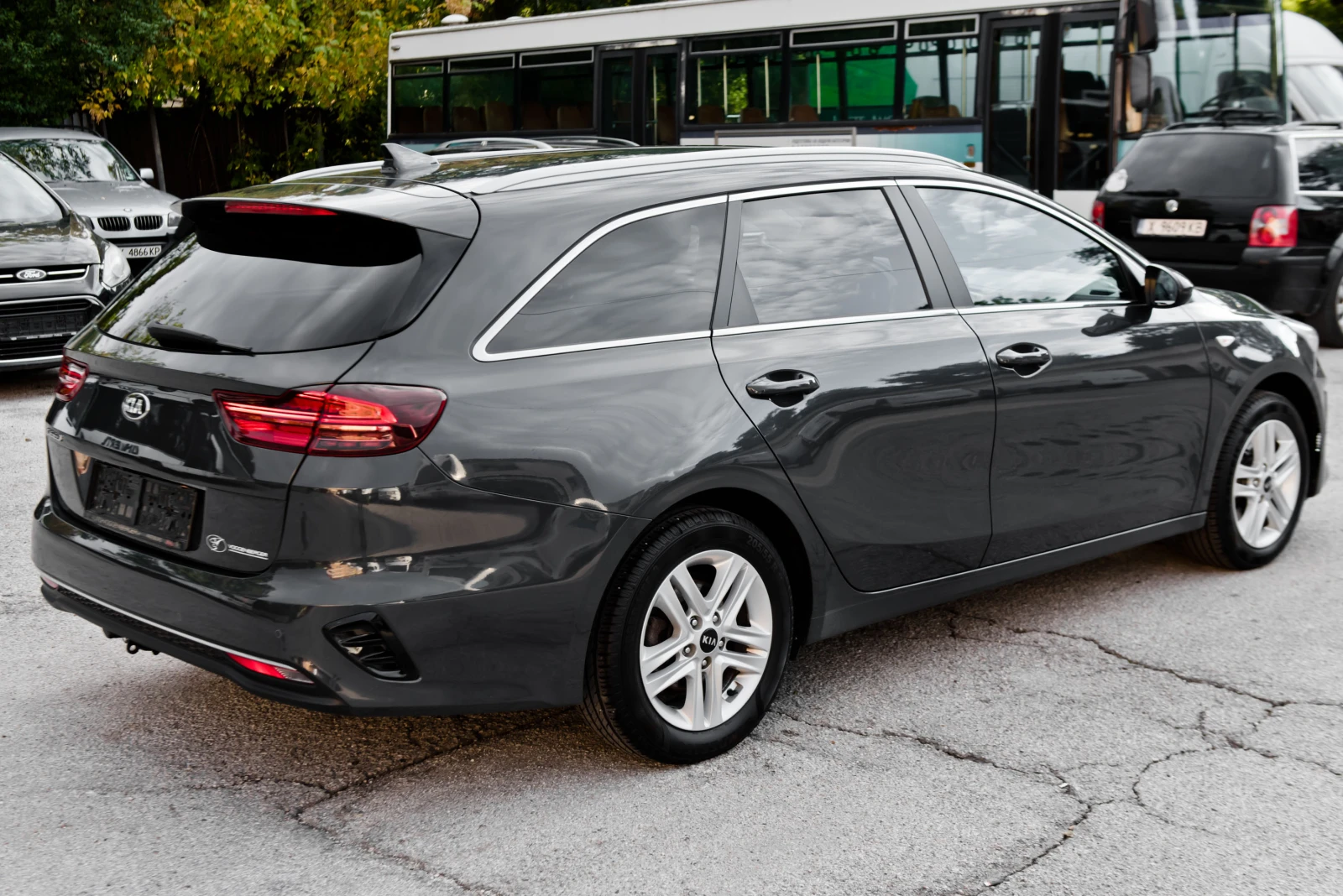 Kia Ceed 1.6 CRDi - NAVIGATION - LED - СЕРВИЗНА ИСТОРИЯ -  - изображение 7 | Auto.bg Kia Ceed 1.6 CRDi - NAVIGATION - LED - СЕРВИЗНА ИСТОРИЯ -  - изображение 7
