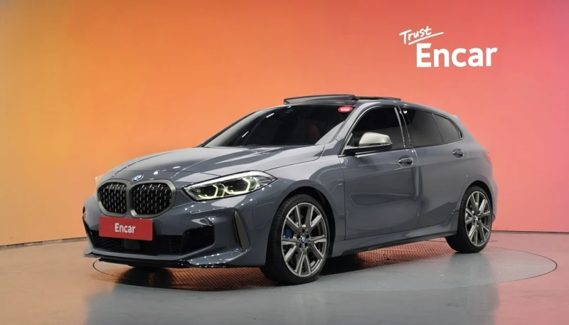 BMW 135 xDrive | Панорама | Червен салон | Камера| Keyless - 23400 € / 45766.42 лв. - 30063973 1 | Car24.bg BMW 135 xDrive | Панорама | Червен салон | Камера| Keyless - 23400 € / 45766.42 лв. - 30063973 1