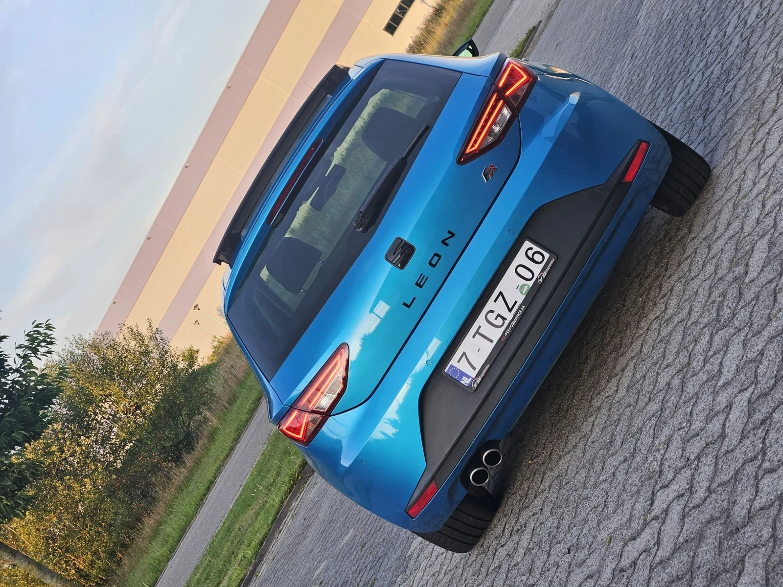 Seat Leon FR 2.0TDI Limited Edition Panorama (Alor Blue) - изображение 5 | Auto.bg Seat Leon FR 2.0TDI Limited Edition Panorama (Alor Blue) - изображение 5