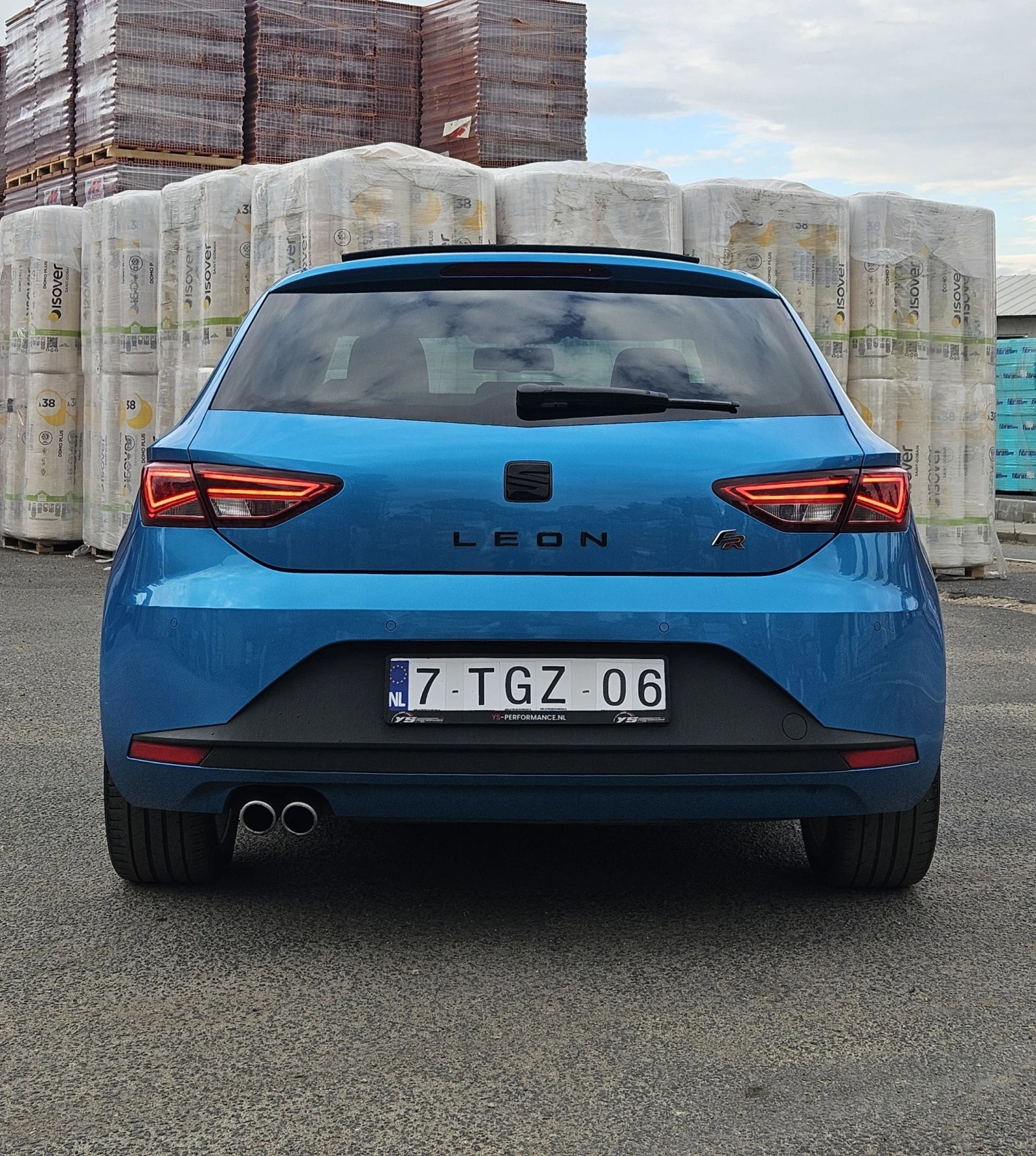 Seat Leon FR 2.0TDI Limited Edition Panorama (Alor Blue) - изображение 2 | Auto.bg Seat Leon FR 2.0TDI Limited Edition Panorama (Alor Blue) - изображение 2