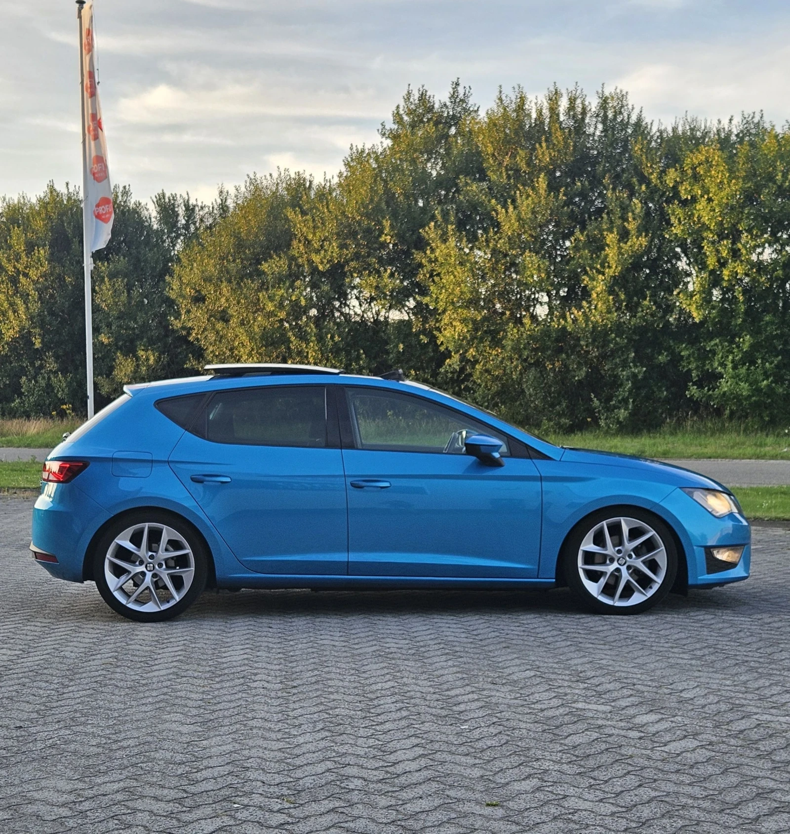 Seat Leon FR 2.0TDI Limited Edition Panorama (Alor Blue) - изображение 6 | Auto.bg Seat Leon FR 2.0TDI Limited Edition Panorama (Alor Blue) - изображение 6
