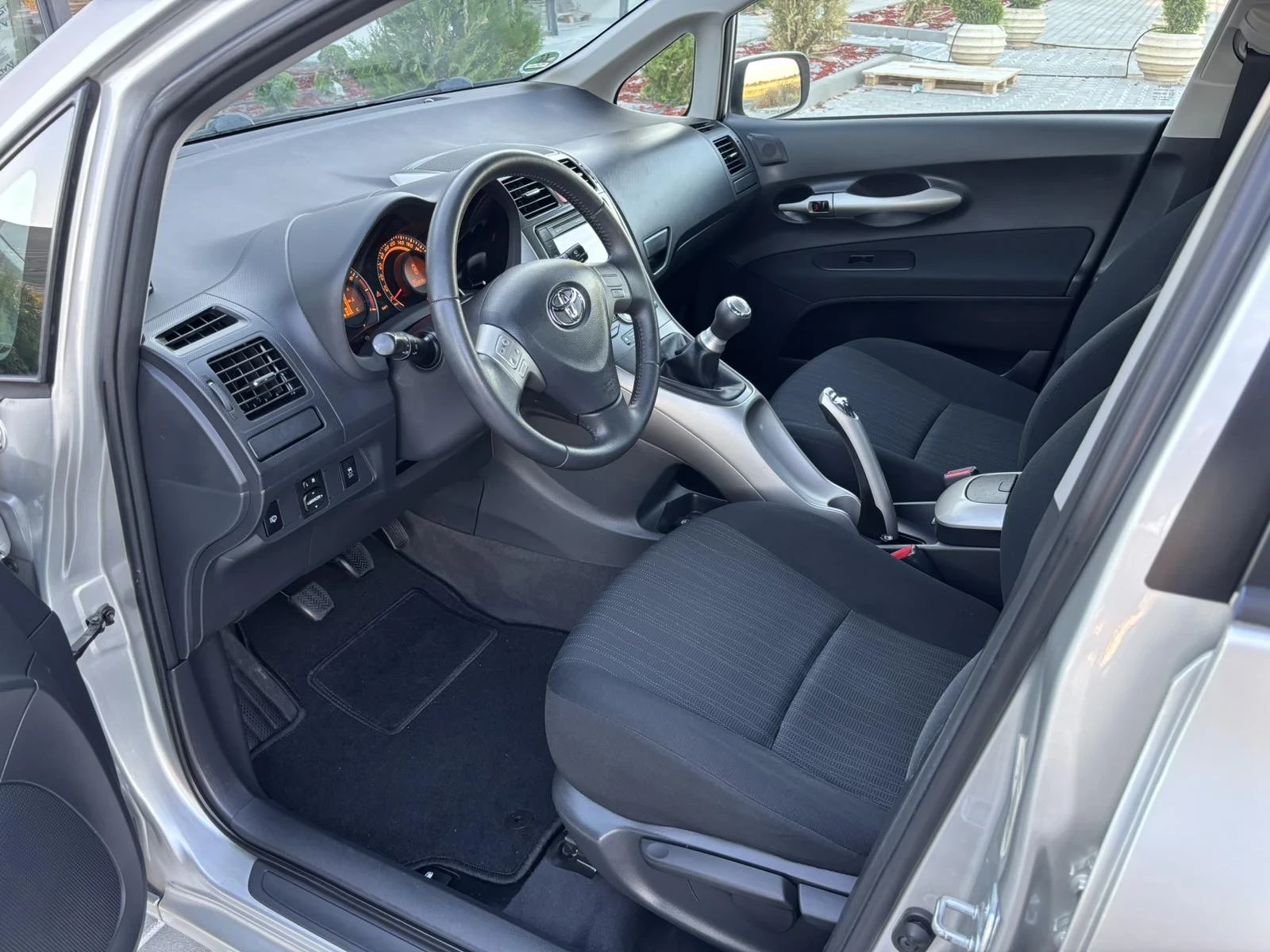 Toyota Auris 1.6Vvti/124кс/Keyles Go/Нави/Ксенон/Парктроник - изображение 7 | Auto.bg Toyota Auris 1.6Vvti/124кс/Keyles Go/Нави/Ксенон/Парктроник - изображение 7