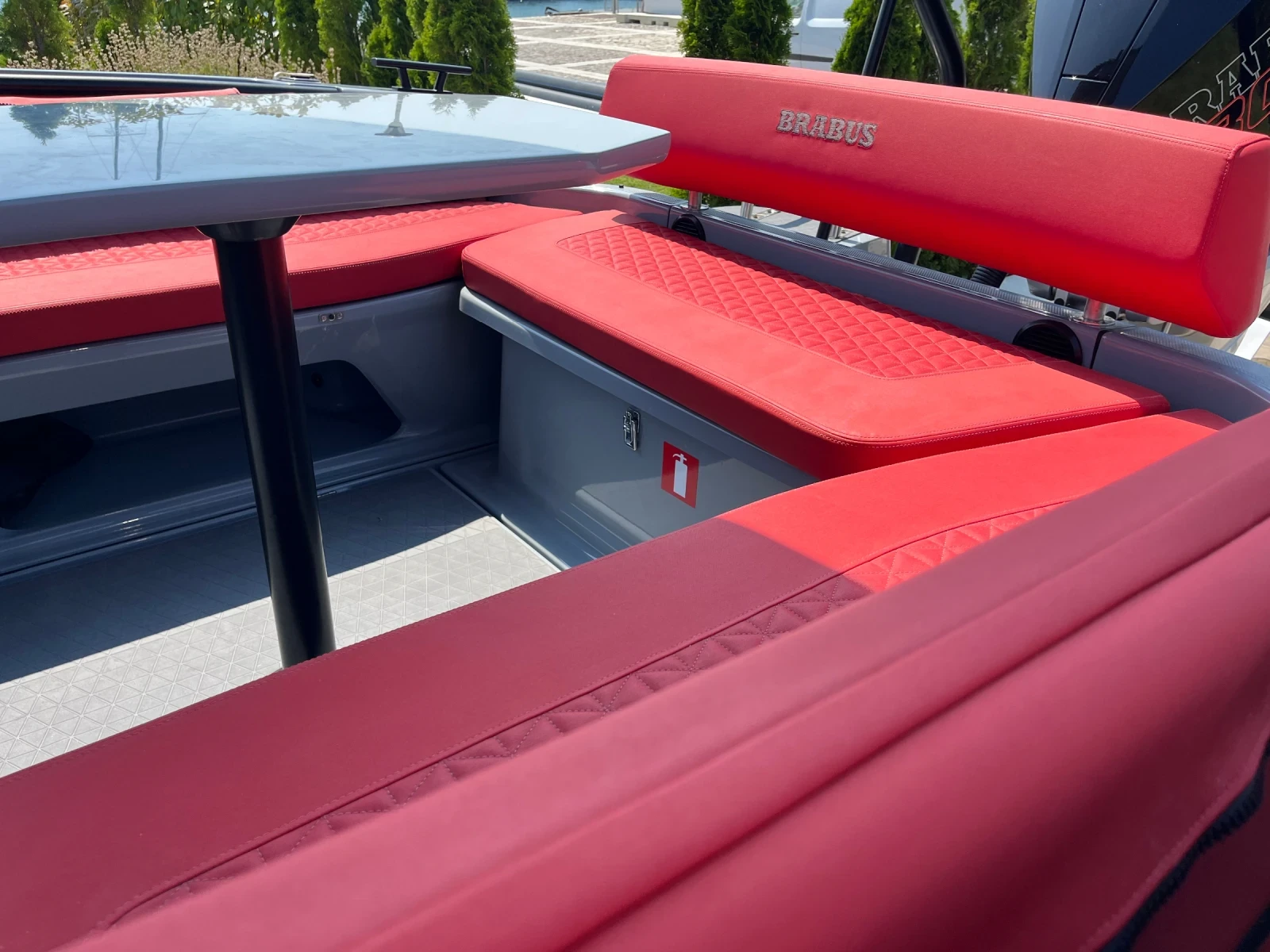 Моторна яхта Axopar BRABUS Shadow300CrossTop НАЛИЧЕН!!! - изображение 8 | Auto.bg Моторна яхта Axopar BRABUS Shadow300CrossTop НАЛИЧЕН!!! - изображение 8