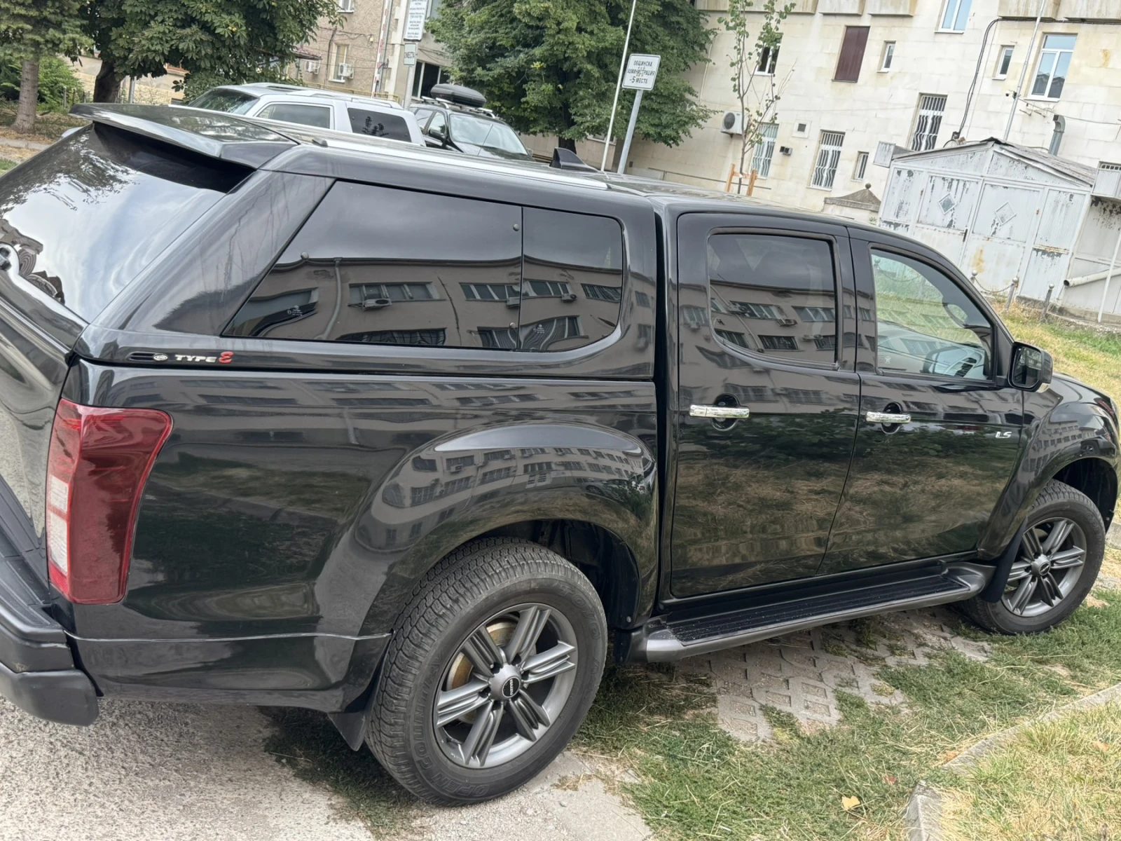 Isuzu D-max Double Cab 4WD Automatic Life Hardtop - изображение 2 | Auto.bg Isuzu D-max Double Cab 4WD Automatic Life Hardtop - изображение 2