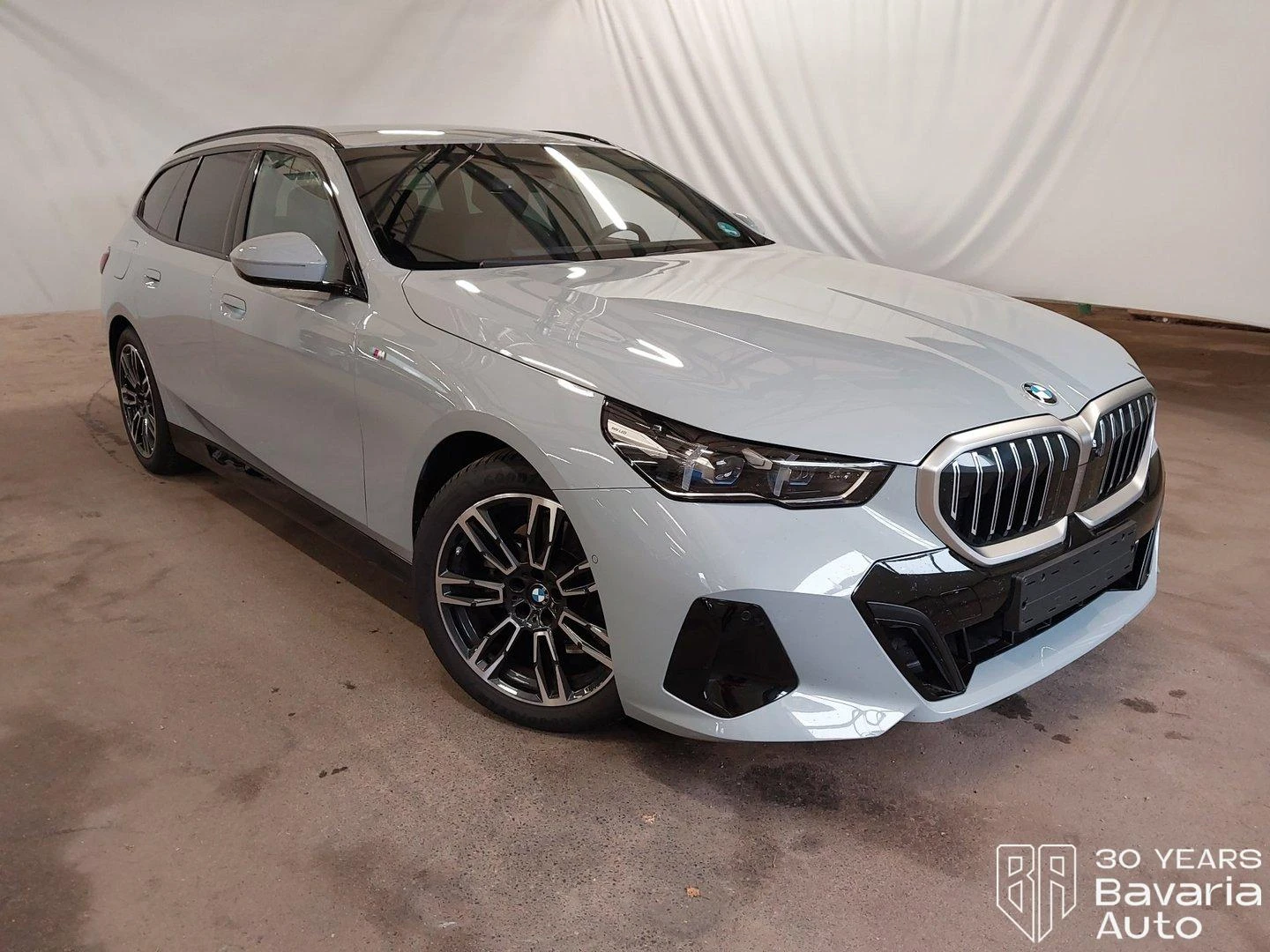 BMW 520 d xDrive Touring M Sport Paket Steptronic - изображение 4 | Auto.bg BMW 520 d xDrive Touring M Sport Paket Steptronic - изображение 4