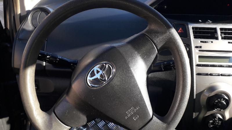 Toyota Yaris Yaris 1.0 - изображение 8