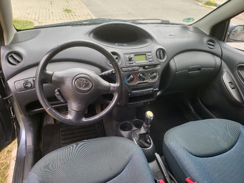 Toyota Yaris 1.0i 4врати - изображение 10