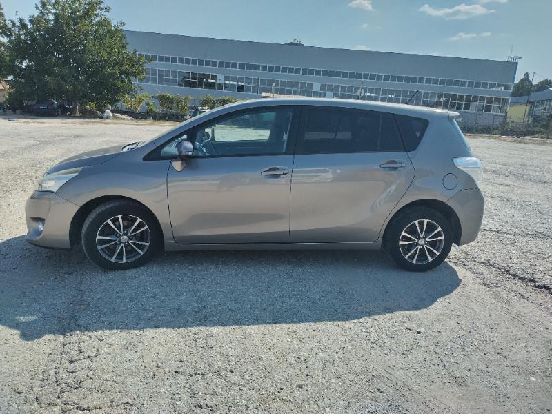 Toyota Verso 3,0 - изображение 2