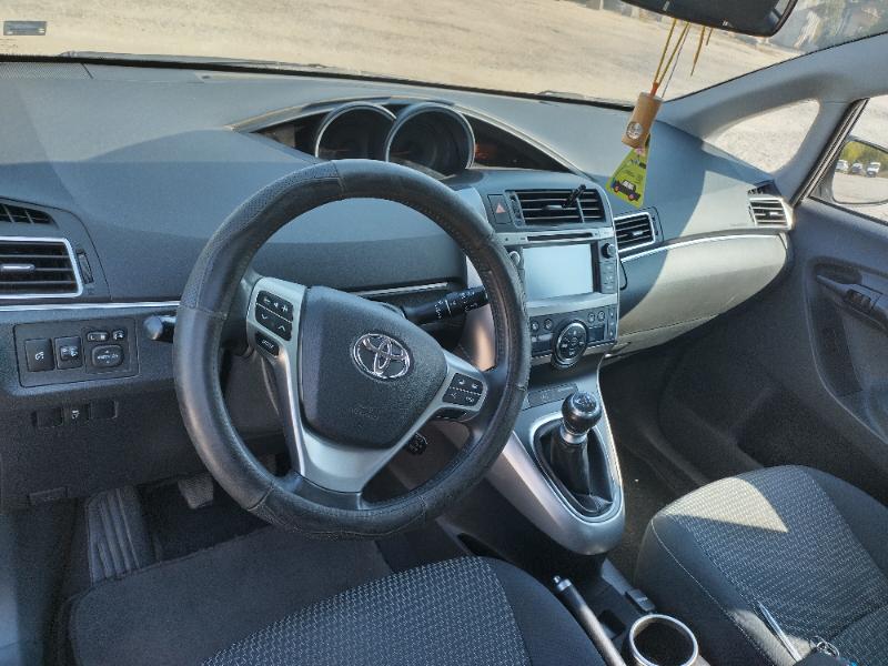 Toyota Verso 3,0 - изображение 8