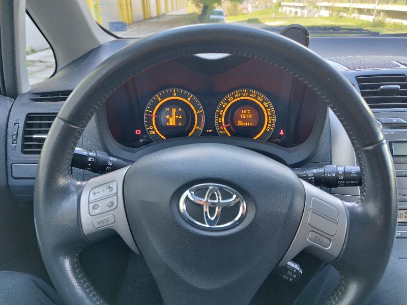 Toyota Auris 2.2 - изображение 6