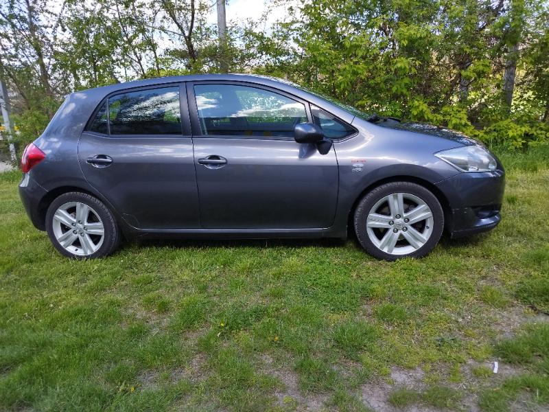 Toyota Auris 2.2 - изображение 8