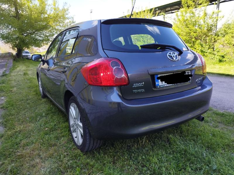 Toyota Auris 2.2 - изображение 3