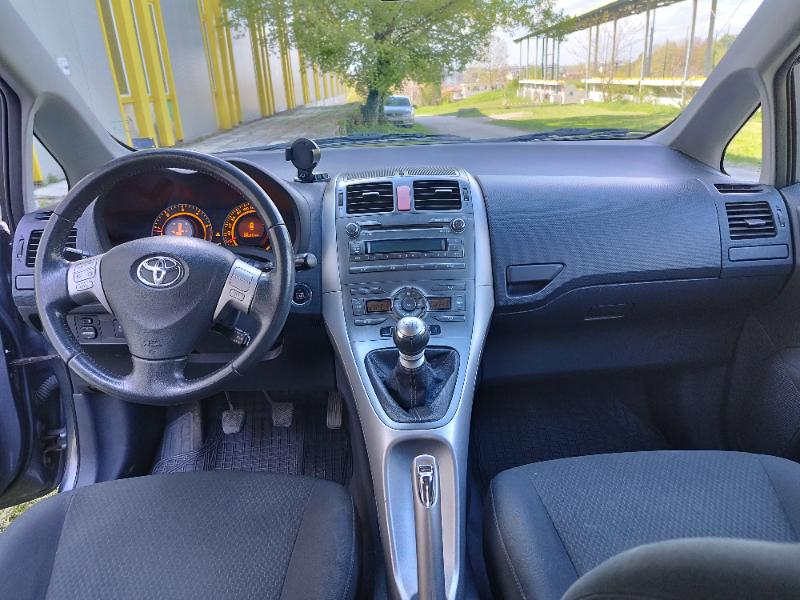 Toyota Auris 2.2 - изображение 4