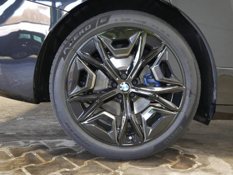 BMW iX xDrive60/FACELIFT/M-SPORT/B&W/PANO/ICONIC GLOW/, снимка 5 - Автомобили и джипове - 52564119