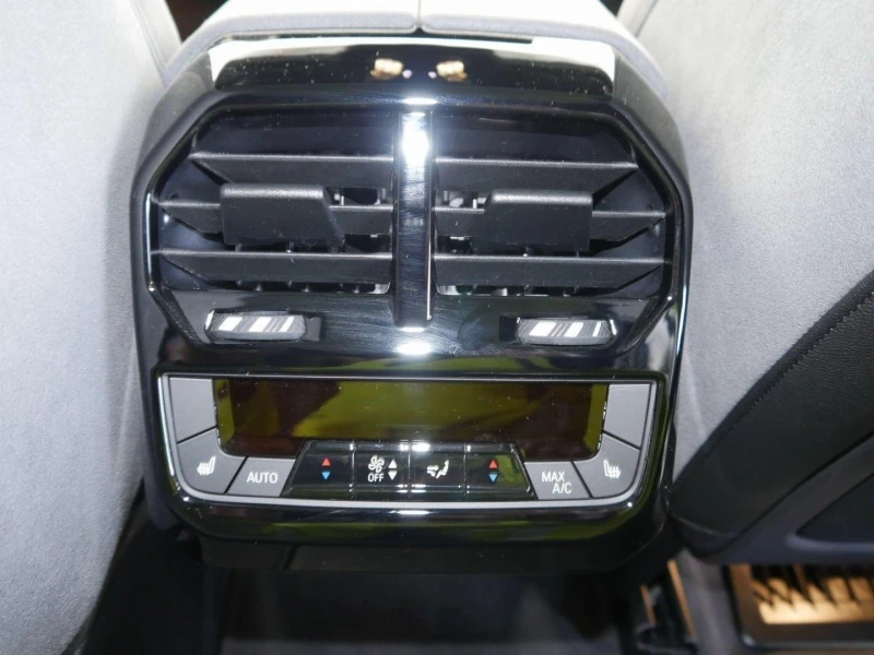 BMW iX xDrive60/FACELIFT/M-SPORT/B&W/PANO/ICONIC GLOW/, снимка 13 - Автомобили и джипове - 52564119