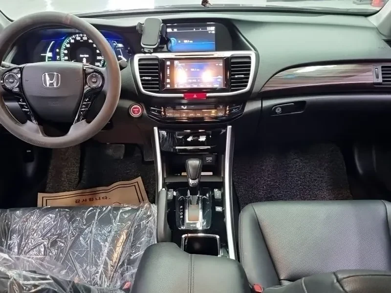 Honda Accord 2.0 Hybrid - САМО 30% АВАНС!, снимка 15 - Автомобили и джипове - 55440346