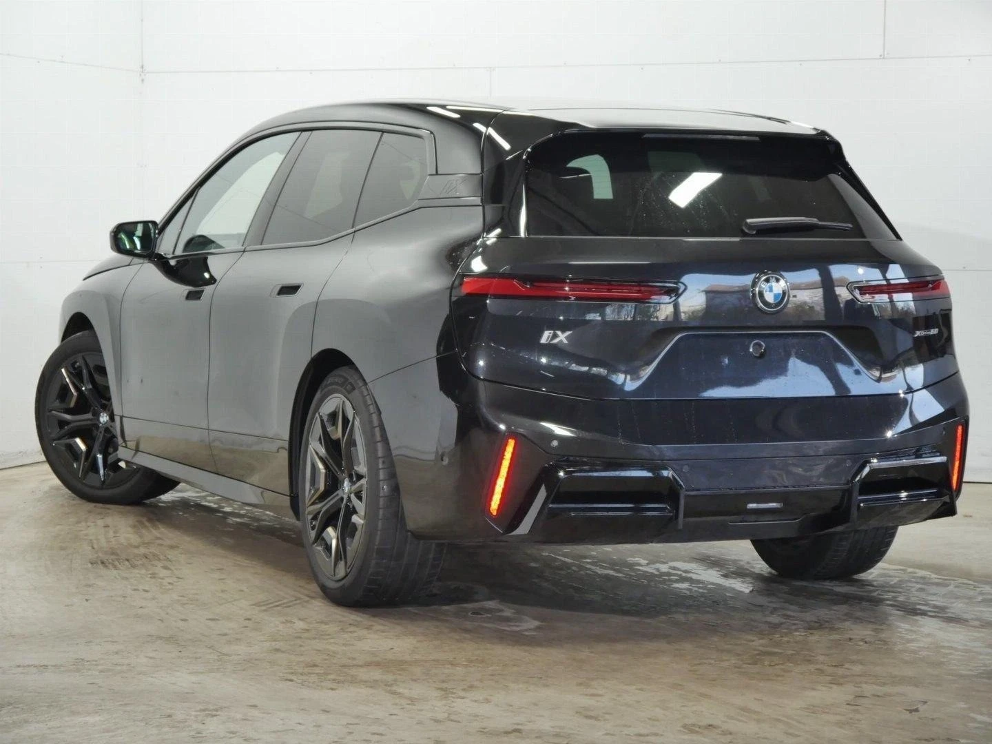 BMW iX xDrive60/FACELIFT/M-SPORT/B&W/PANO/ICONIC GLOW/ - изображение 3