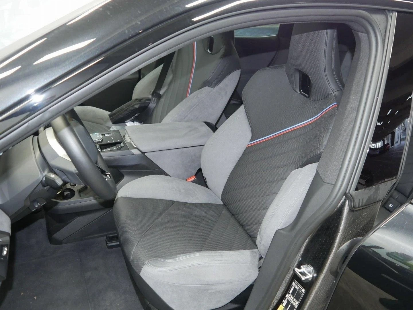 BMW iX xDrive60/FACELIFT/M-SPORT/B&W/PANO/ICONIC GLOW/ - изображение 7